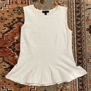 Super flattering stretchy white women’s sleeveless top
